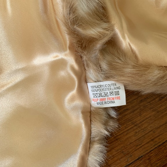 Spotted faux fur attachable collar shawl - Picture 3 of 5